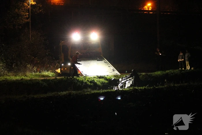 Auto vliegt uit de bocht en belandt in greppel