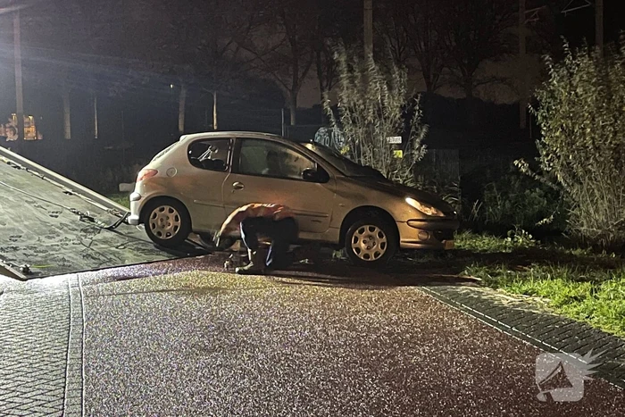 Auto vliegt uit de bocht en belandt in greppel