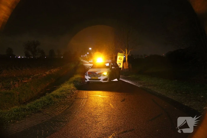 Auto vliegt uit de bocht en belandt in greppel