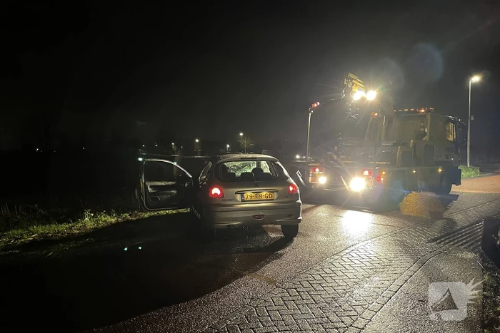 Auto vliegt uit de bocht en belandt in greppel