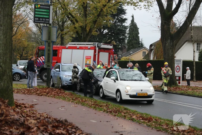 Kop-staart botsing tussen drie voertuigen