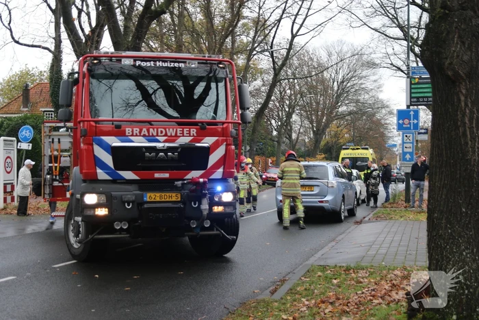 Kop-staart botsing tussen drie voertuigen