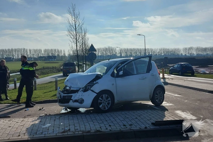 Twee personenvoertuigen botsen op elkaar