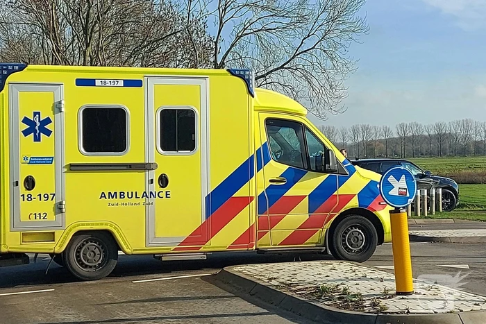 Twee personenvoertuigen botsen op elkaar