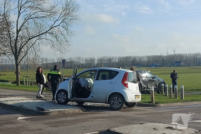 Twee personenvoertuigen botsen op elkaar