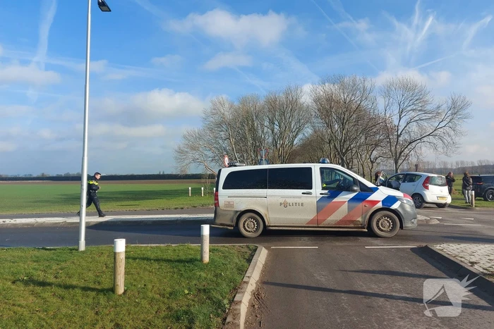 Twee personenvoertuigen botsen op elkaar