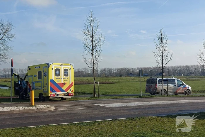 Twee personenvoertuigen botsen op elkaar