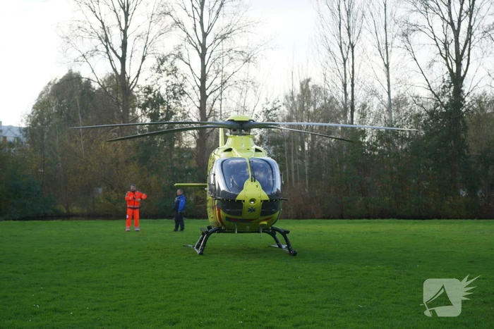 Traumahelikoper landt voor gevallen persoon