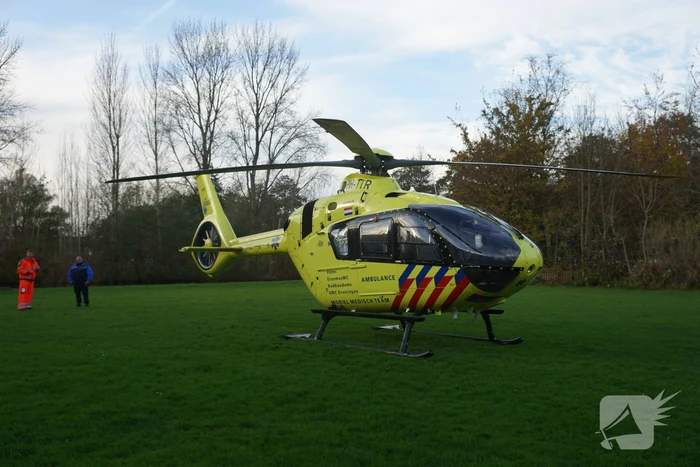 Traumahelikoper landt voor gevallen persoon