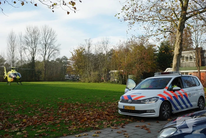 Traumahelikoper landt voor gevallen persoon
