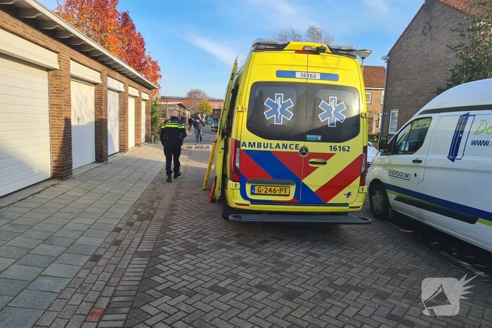 Traumahelikoper landt voor gevallen persoon