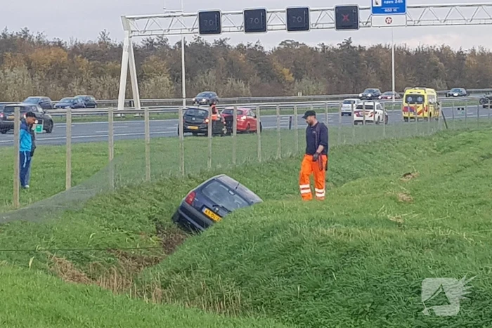 Personenauto belandt in sloot