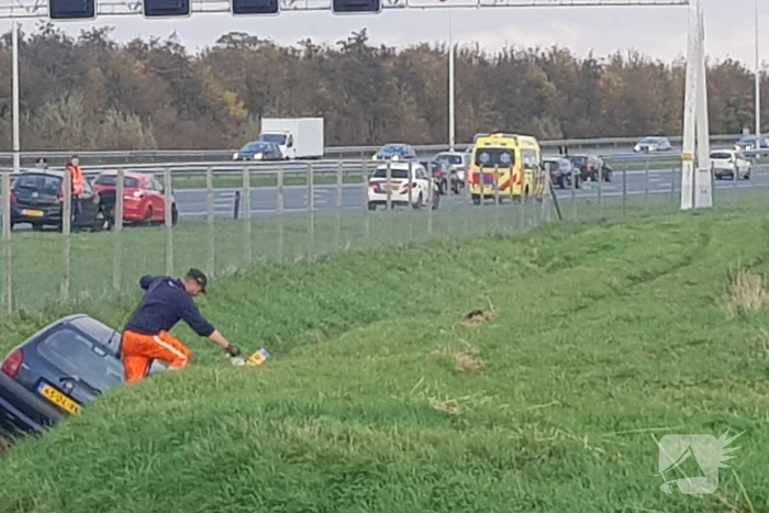 Personenauto belandt in sloot