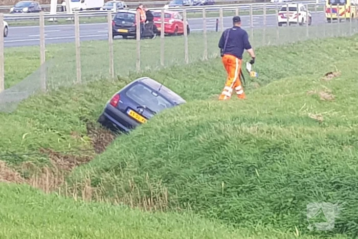 Personenauto belandt in sloot