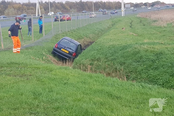 Personenauto belandt in sloot