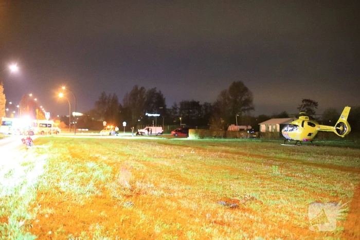 Traumahelikopter landt voor gewond persoon