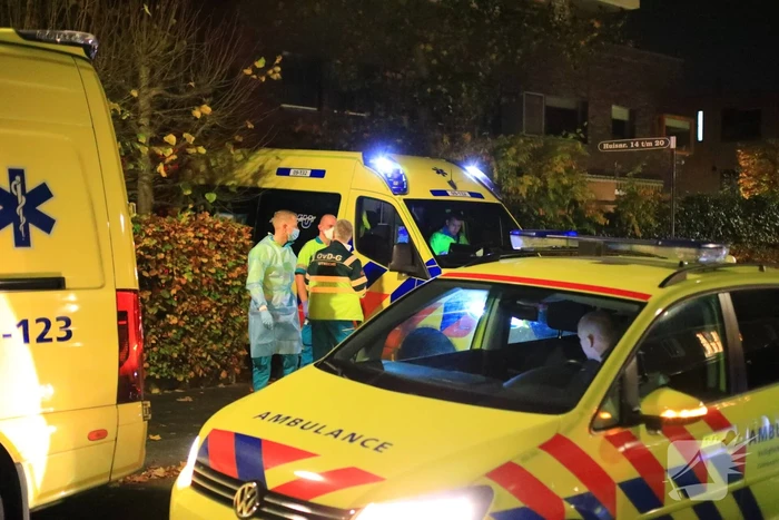 Traumahelikopter landt voor gewond persoon