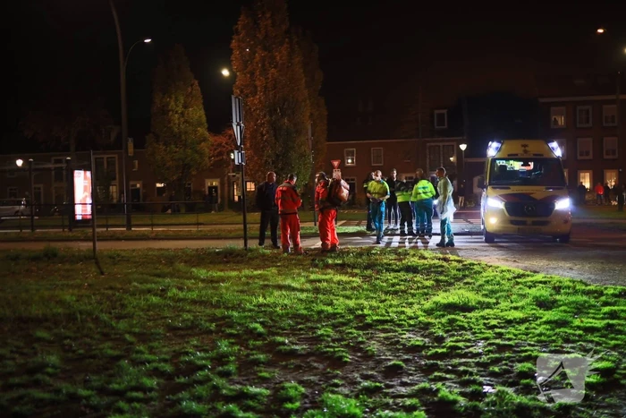 Traumahelikopter landt voor gewond persoon
