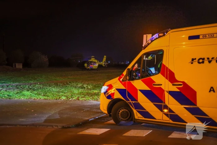 Traumahelikopter landt voor gewond persoon