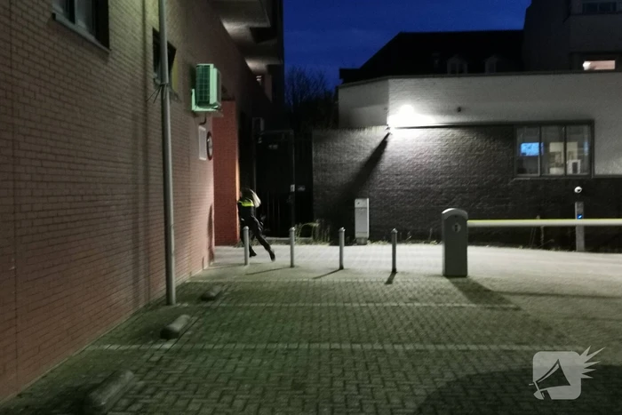 Man klimt dak van politiebureau op