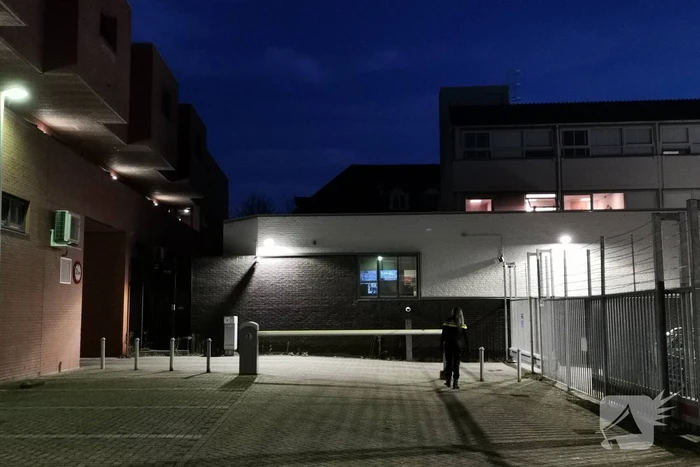 Man klimt dak van politiebureau op