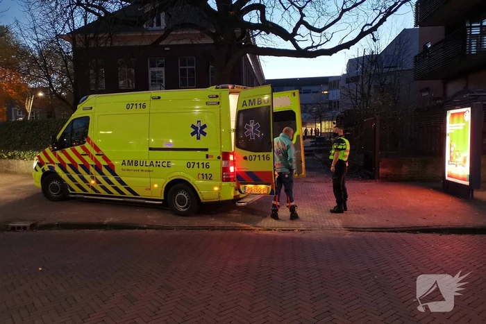 Man klimt dak van politiebureau op