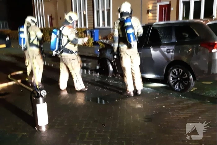 Hybride auto in brand gestoken in Vathorst