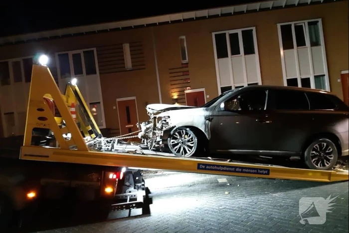 Hybride auto in brand gestoken in Vathorst