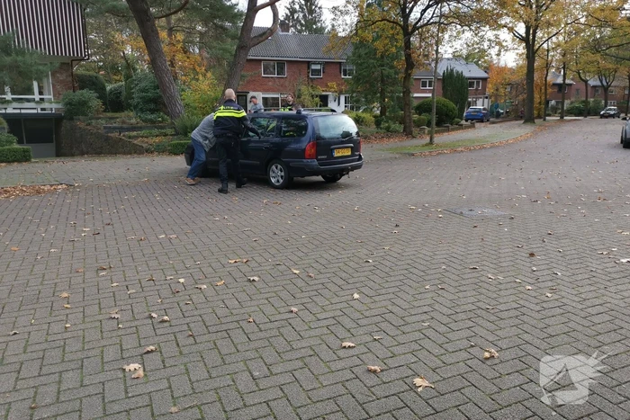 Automobilist verliest macht over het stuur en rijdt tegen gevel