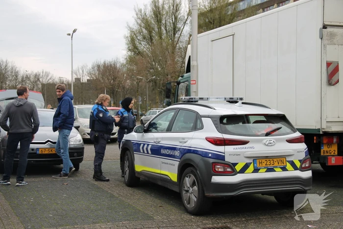 Viruswaarheid Amersfoort verspreidt kranten op parkeerplaats