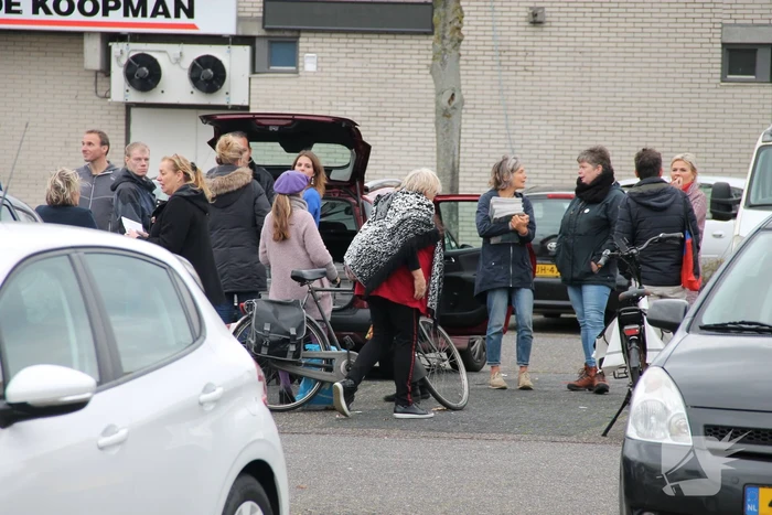 Viruswaarheid Amersfoort verspreidt kranten op parkeerplaats