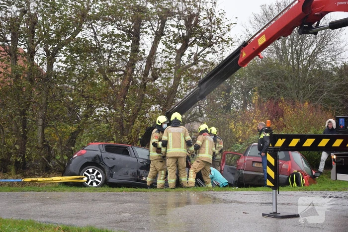 Twee voertuigen belanden in sloot na botsing