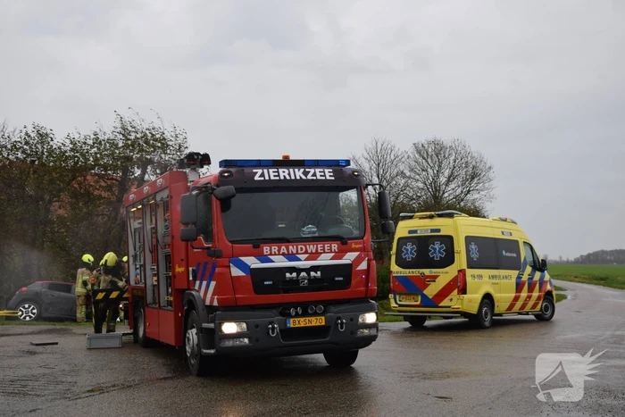 Twee voertuigen belanden in sloot na botsing