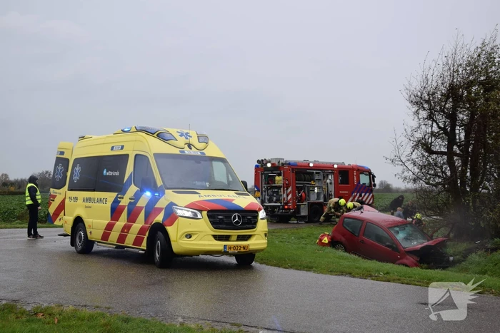 Twee voertuigen belanden in sloot na botsing