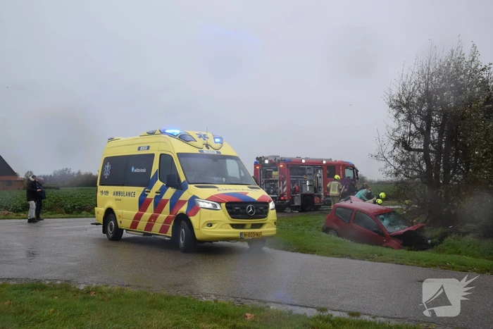 Twee voertuigen belanden in sloot na botsing