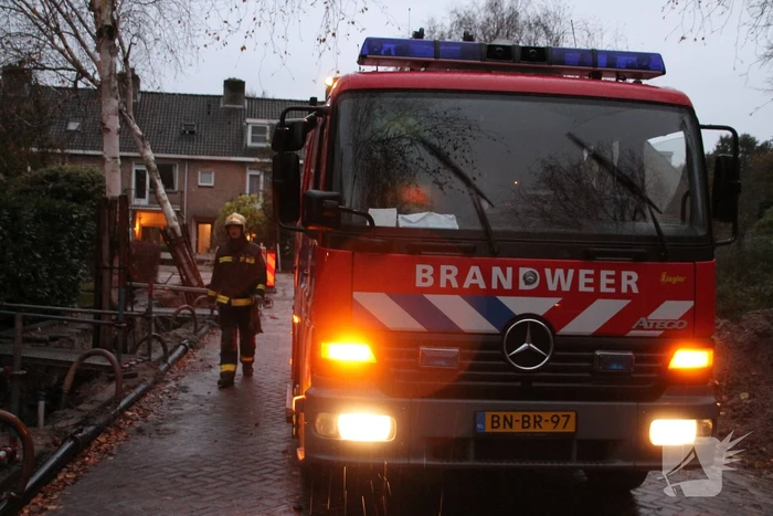 Bomen dreigen tegen woningen te vallen