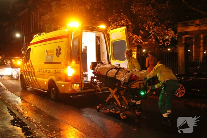 Scooterrijder klapt achterop auto