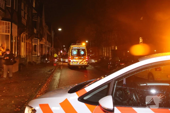 Scooterrijder klapt achterop auto