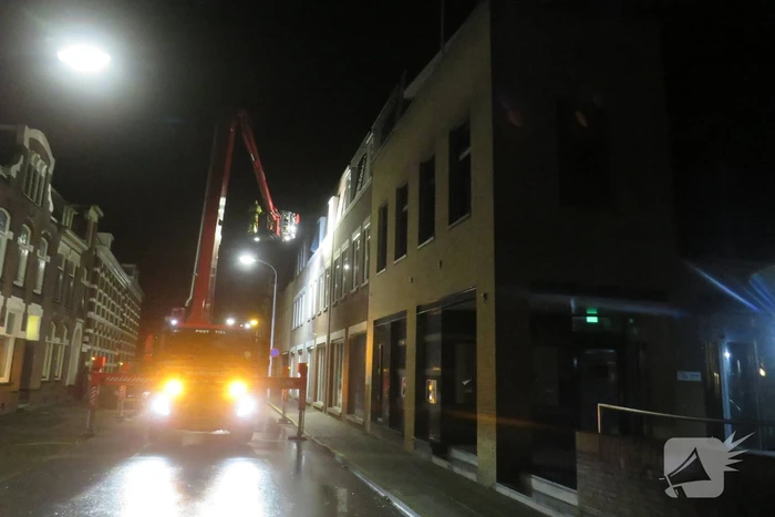 Zonnescherm waait kapot door harde wind