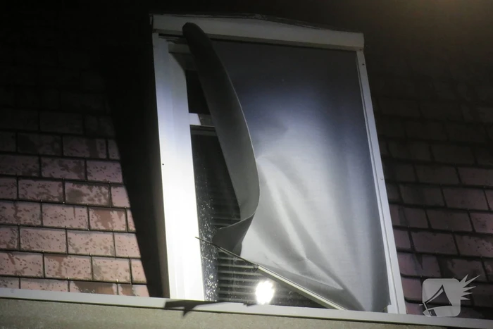 Zonnescherm waait kapot door harde wind