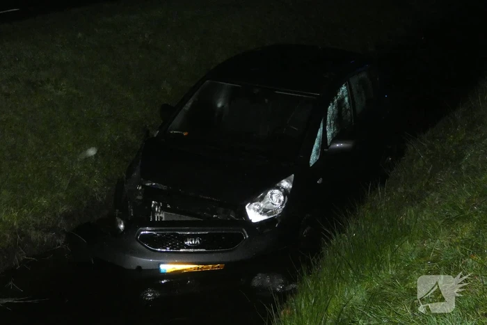 Auto belandt in sloot