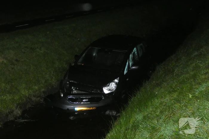 Auto belandt in sloot
