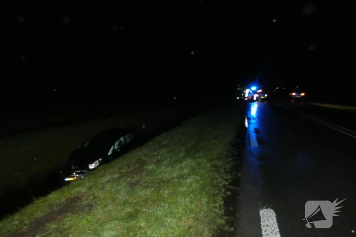 Auto belandt in sloot