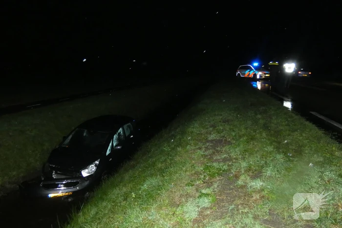Auto belandt in sloot