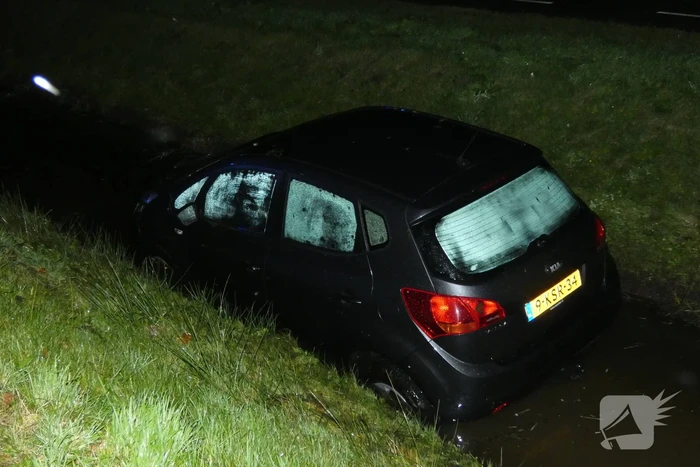 Auto belandt in sloot