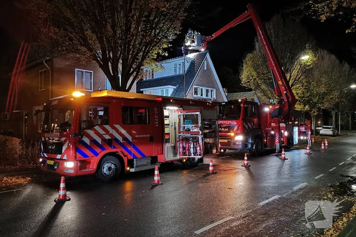 Brandweer veegt brandende schoorsteen