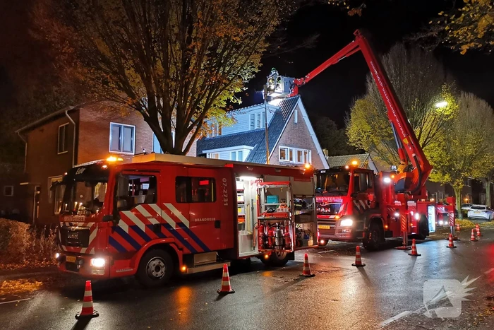 Brandweer veegt brandende schoorsteen