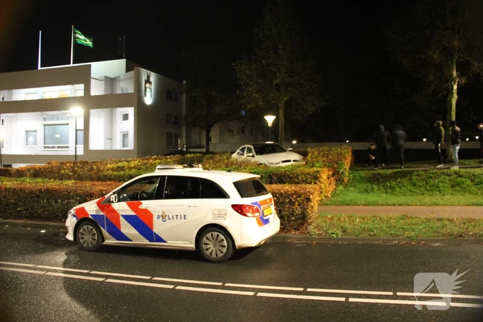 Automobilist verliest macht over het stuur en belandt in struiken