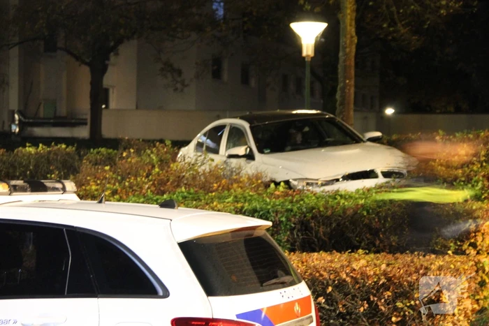 Automobilist verliest macht over het stuur en belandt in struiken