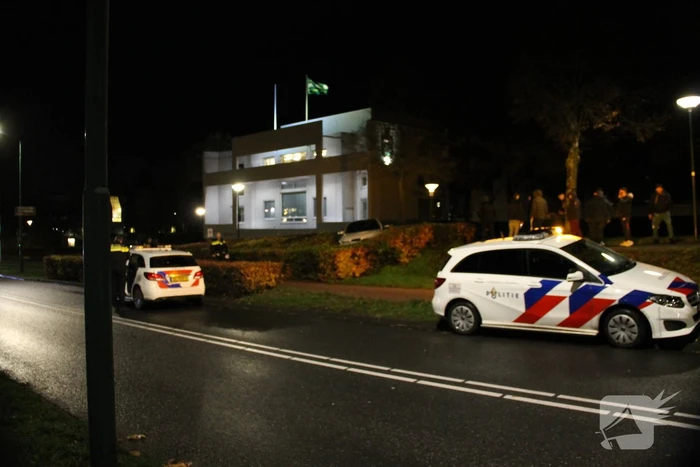 Automobilist verliest macht over het stuur en belandt in struiken